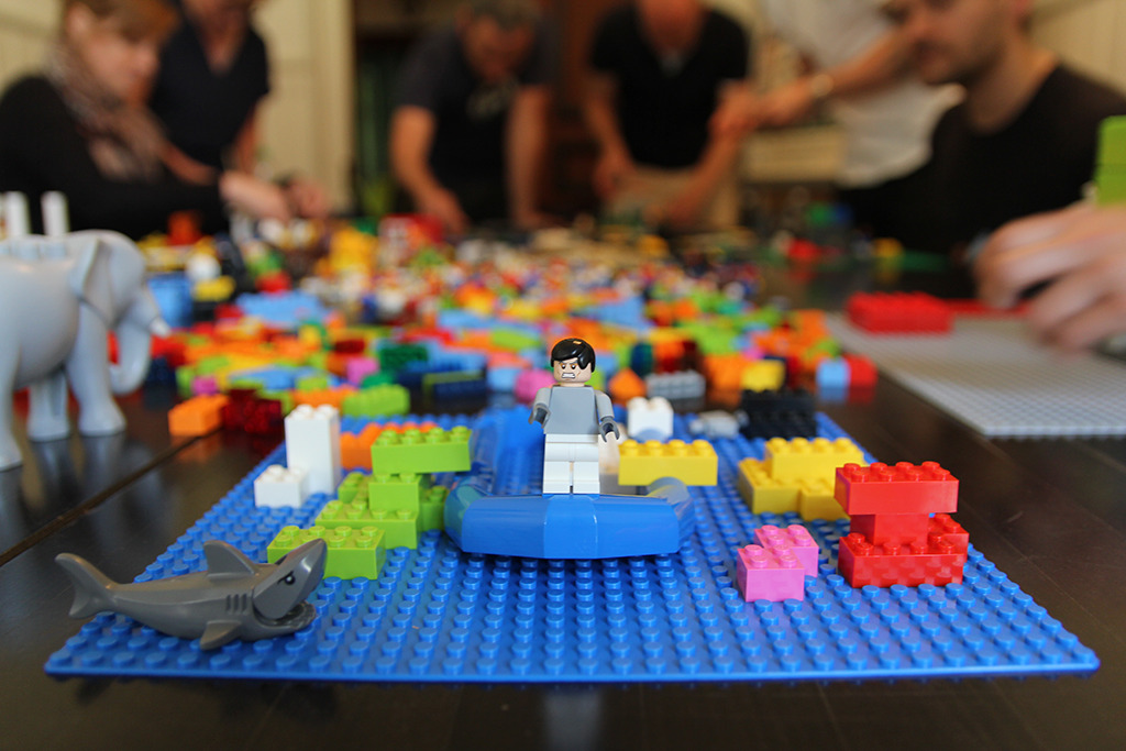 "LEGO® SERIOUS PLAY® (LSP) ist eine von LEGO entwickelte Methode, die spielerische
                Elemente mit
                der Bearbeitung von Geschäftsproblemen und strategischen Fragen verbindet."